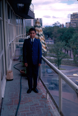 Niño con traje de vestir en balcon de un hotel