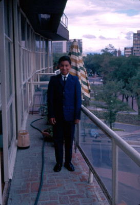 Niño de pie en balcon de hotel