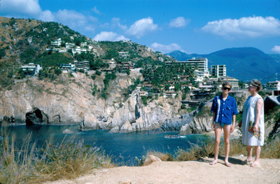Acapulco, mujer y niño pasean por los riscos
