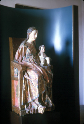 Escultura de la Virgen con el niño