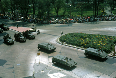 Vehiculos militares desfilan en el cruce de Paseo de la Reforma y Bucareli