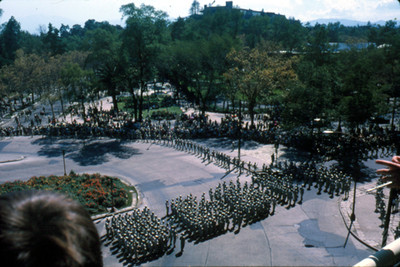 Grupo de contingentes militares desfilan por Paseo de la Reforma