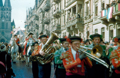 Banda de musica desfila durante carnaval