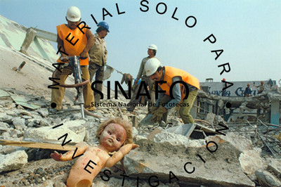 Trabajadores realizan labores en los escombros con una perforadora en el sismo de 1985 en 