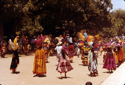 Grupo de baile ejecuta danza prehispánica