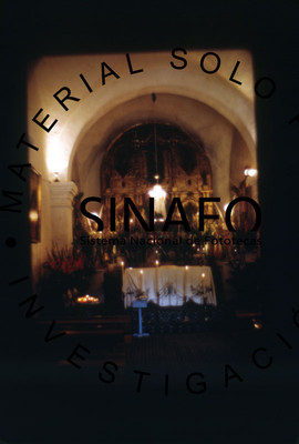 Altar de la iglesia de Amatlán iluminado por velas y lámparas