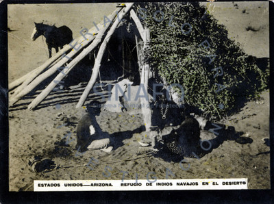 Estados Unidos-Arizona. Refugio de indios navajos en el desierto