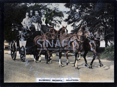 Mujer y hombres abordo de una diligencia tirada por cuatro caballos