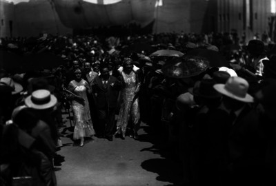 Roberto Soto en compañía de gente durante un carnaval