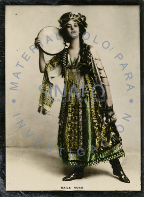 Mujer posa para retrato con vestimenta de 