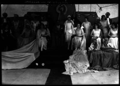 Roberto Soto en compañía de las reinas y las princesas del carnaval en la explanada del deportivo Venustiano Carranza