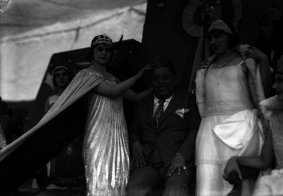 Roberto Soto siendo coronado como Rey Feo en un carnaval, retrato