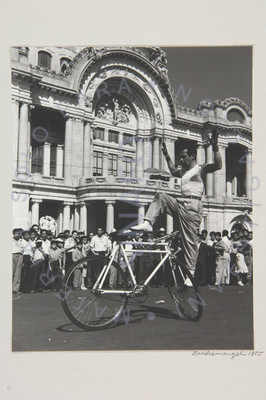 Ciclista actuando en Bellas Artes (exterior)