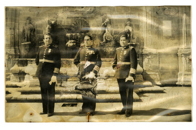 Militares en la fuente de Chapultepec