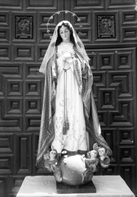 Virgen con querubines a los pies, figura religiosa