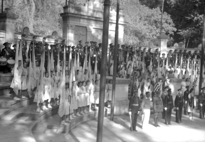Ceremonia militar en la Tribuna Monumental en Chapultepec