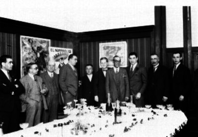Paulino Uzcudun acompañado por empresarios, durante un coctel en la fábrica El Buen Tono, retrato de grupo
