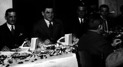 Paulino Uzcudun acompañado por empresarios norteamericano y otras personalidades, durante un banquete
