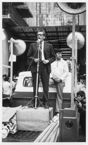 Orador en un mitin del Sindicato Trabajadores Electricistas de la República Mexicana frente al Palacio Municipal de Puebla