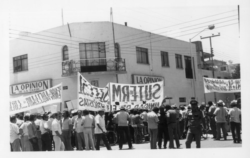Mitin del Sindicato Único de Trabajadores Electricistas de la República Mexicana afuera de las instalaciones del diario La Opinión de la Tarde
