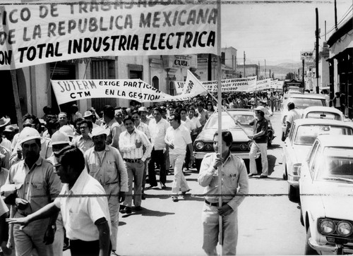 Trabajadores de la industria eléctrica durante manifestación en Oaxaca