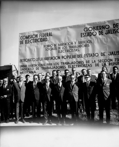Rafael Galván, Guillermo Martínez Domínguez, Francisco Medina Ascencio, con otros personajes y líderes sindicales de la industria eléctrica, retrato de grupo