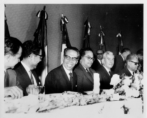 Gustavo Díaz Ordaz, Rafael Galván Maldonado, funcionarios y líderes sindicales, durante un banquete