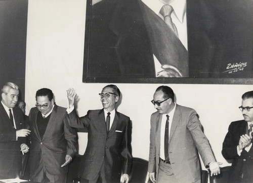 Gustavo Díaz Ordaz, Rafael Galván Maldonado, funcionarios y líderes sindicales, durante una ceremonia