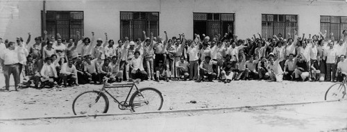 Trabajadores electricistas se manifiestan frente a un edificio de la Comisión Federal de Electricidad, Tendencia Democrática