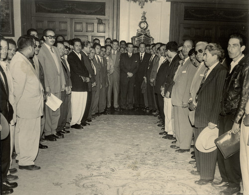 Rafael Galván y otros líderes sindicales electricistas en Palacio Nacional con Adolfo López Mateos y Agustín Sánchez Delint