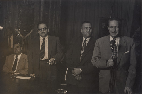 Rafael Galván, Virgilio Cárdenas y otros sindicalistas presiden una asamblea
