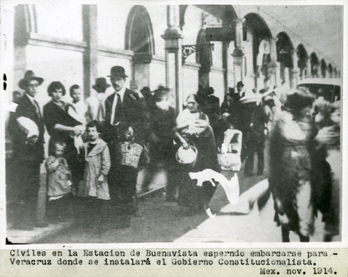 Civiles en la Estación de Buenavista esperando embarcarse para Veracruz