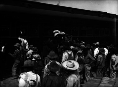 Aglomeración en una estación ferroviaria, mientras son transportados los heridos a Guadalajara