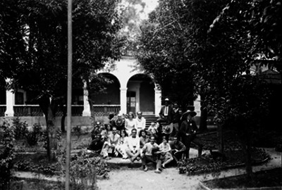 Hombres y mujeres en los jardines de la hacienda de Tetlapayac, retrato de grupo