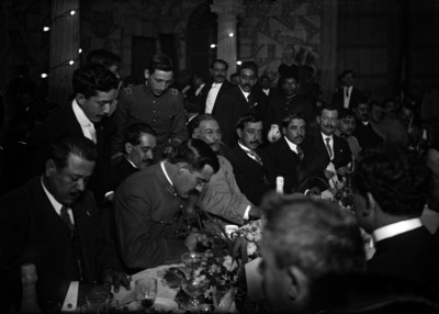 Pablo González y Benjamín G. Hill firman documentos durante un banquete