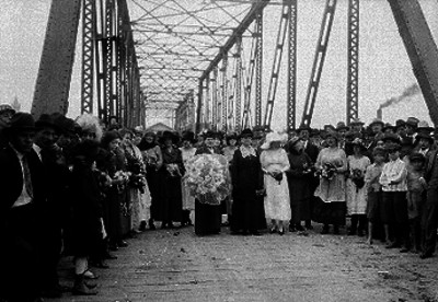 Esposa de Ignacio Bonillas acompañada de algunas personas en un puente