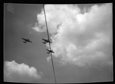 Aviones de la Fuerza y Defensa Aerea volando