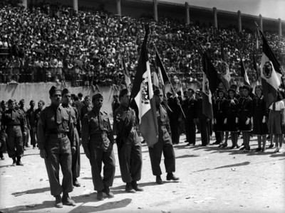 Escolta de obreros desfilando en el Estadio Nacional