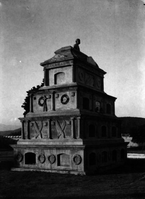 Mausoleo para Emiliano Zapata y sus hombres, detalle de la cripta de Jesús Capistrán