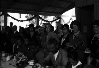 Hortensia Elías Calles de Torreblanca con mujeres dando de comer a trabajadores