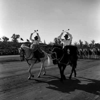 Militares a caballo con tambores durante un desfile