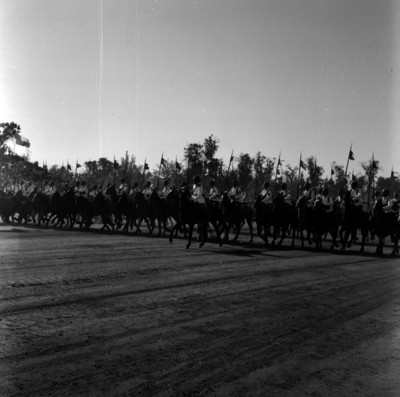 Militares a caballo durante un desfile en una campo militar