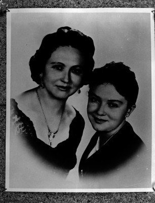 Eva Sámano de López Mateos y su hija, retrato
