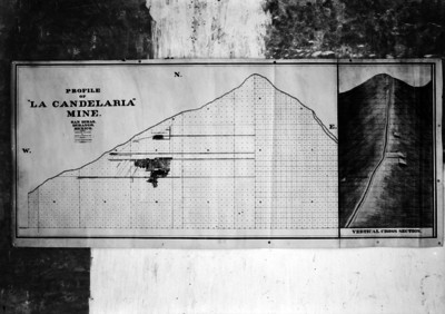 Mapa por coordenadas que señala instalaciones industriales y túneles principales de la mina de La Candelaria, reproducción fotográfica