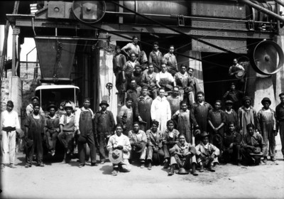 Obreros en una fábrica, retrato de grupo