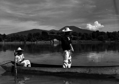 Hombres abordo de una canoa en el lago de Pátzcuaro