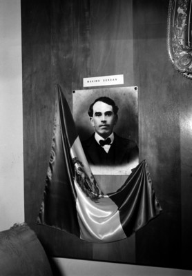 Bandera y fotografía de Máximo Serdán