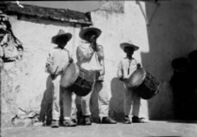 Hombre y niños zapotecas tocando instrumentos musicales