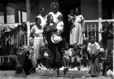 Familia en el portal de una casa, retrato de familia