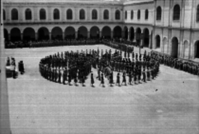 Militares realizando prácticas en el patio de un cuartel